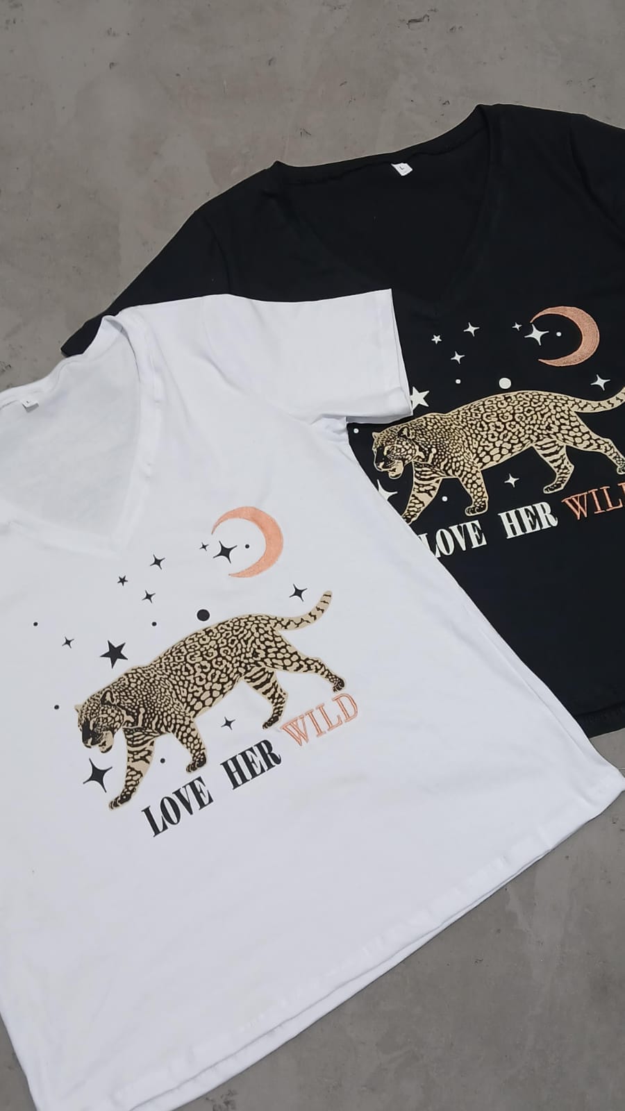 Remera Cuello V Bordado JAGUAR LOVE HER WILD<b>-TALLE L, XXL y 4XL-</b> - Imagen 2