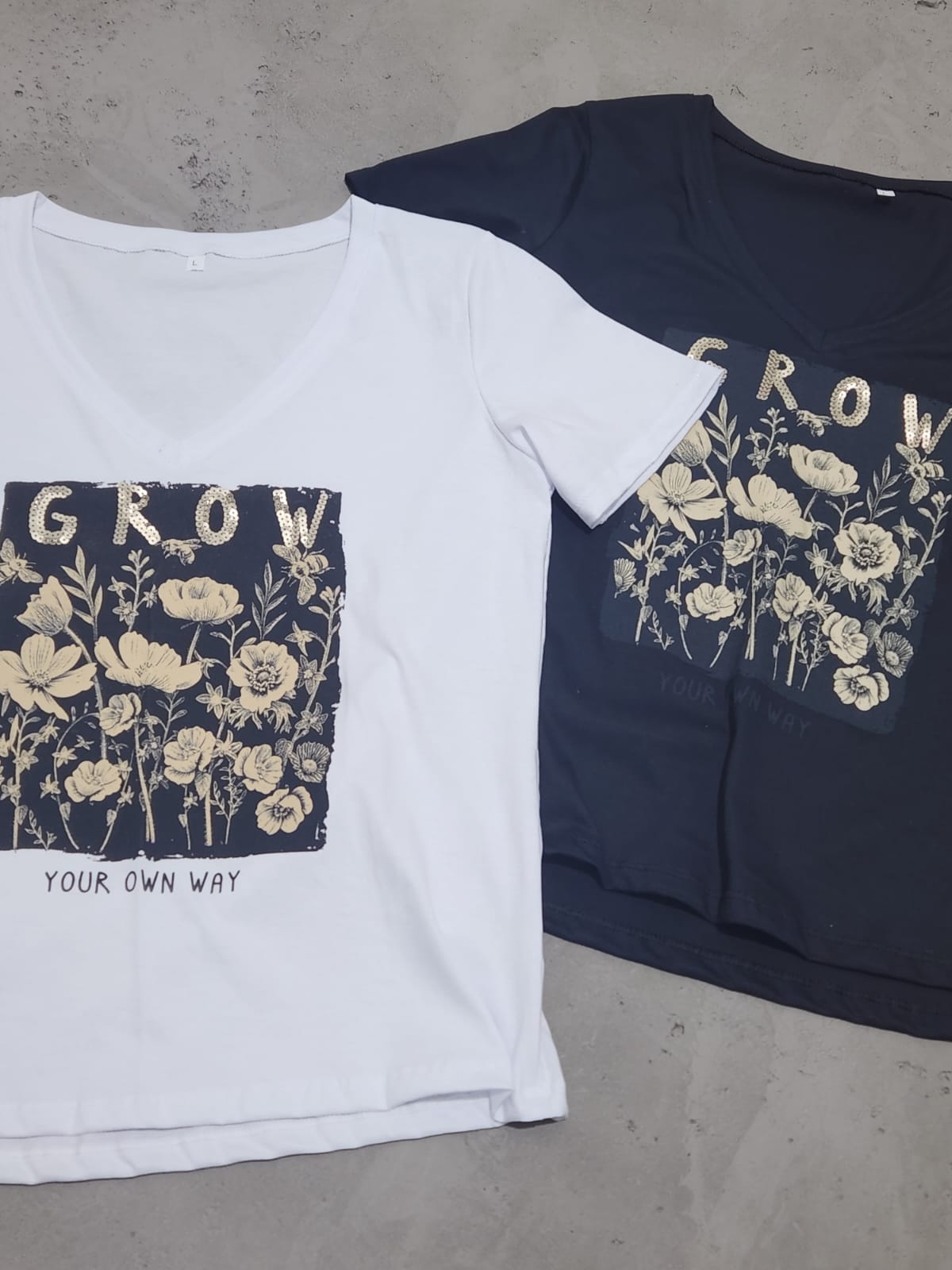 Remera Cuello V Lentejuelas GROW YOUR OWN WAY<b>-TALLE L, XXL y 4XL-</b> - Imagen 2